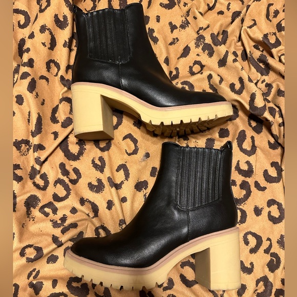 Dolce Vita Chunky Ankle Boot - Picture 1 of 3
